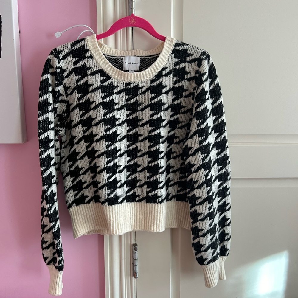 Black and cream houndstooth printed knitted sweater top